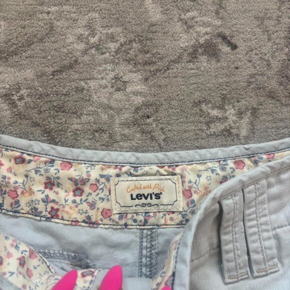 Levi's Women's Shorts - Picture 7 of 7